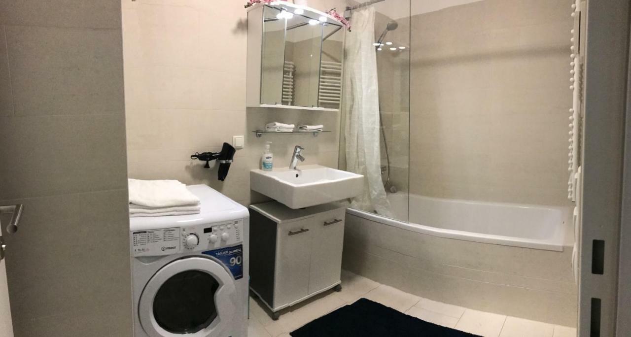 Apartment With Parking On Premise Wina Bagian luar foto